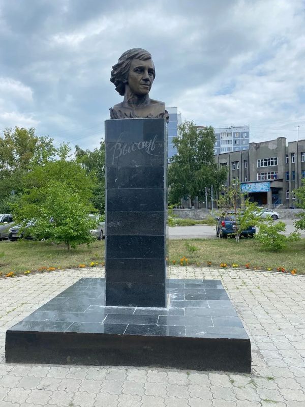 Автор памятника Василию Шукшину в Барнауле отмечает юбилей Автор памятника Василию Шукшину в Барнауле отмечает юбилей