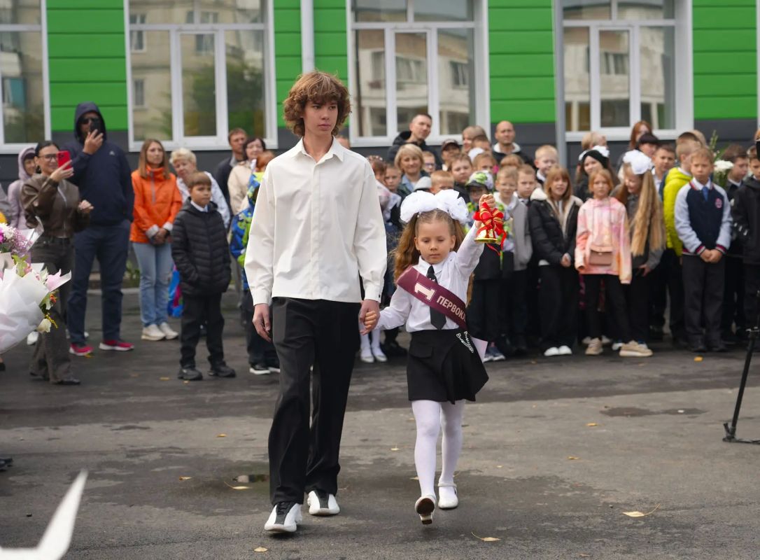 Сегодня совместно с депутатом Государственной Думы Иваном Ивановичем Лоором и прокурором Бийска Владимиром Владимировичем Евдокимовым стали участниками торжественной линейки в школе № 41. И для нас большая радость, что мы... Сегодня совместно с депутатом Государственной Думы Иваном Ивановичем Лоором и прокурором Бийска Владимиром Владимировичем Евдокимовым стали участниками торжественной линейки в школе № 41. И для нас большая радость, что мы...