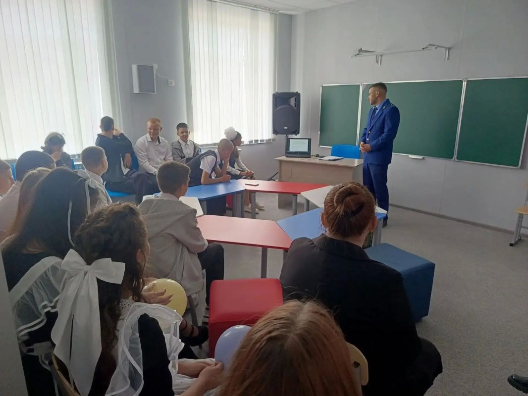 В преддверии нового учебного года прокуратурой Угловского района совместно с представителями заказчика и подрядной организации оценен результат работ по капитальному ремонту школы В преддверии нового учебного года прокуратурой Угловского района совместно с представителями заказчика и подрядной организации оценен результат работ по капитальному ремонту школы