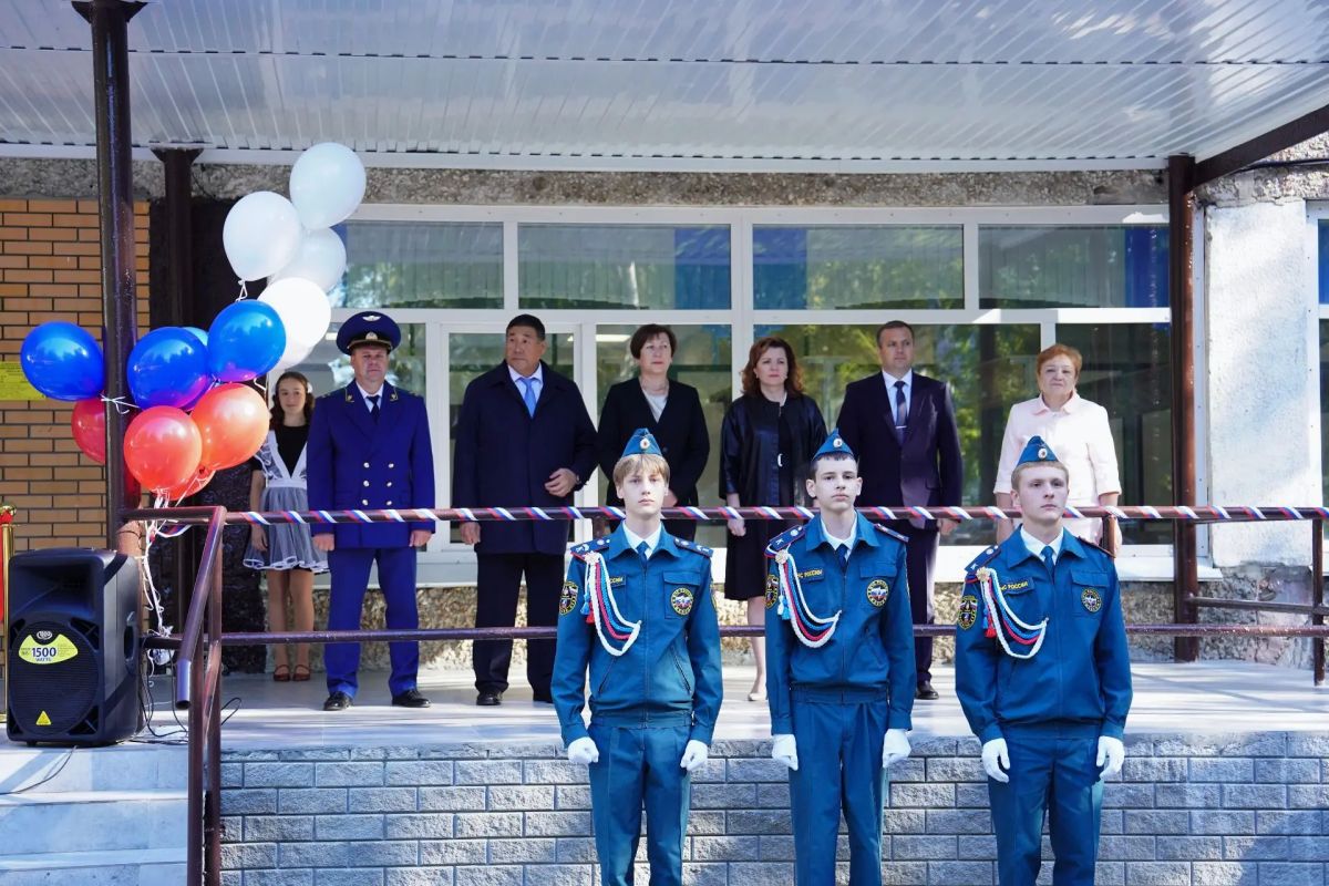 Учеников 102 школы поздравила председатель Барнаульской городской Думы Галина Буевич Учеников 102 школы поздравила председатель Барнаульской городской Думы Галина Буевич