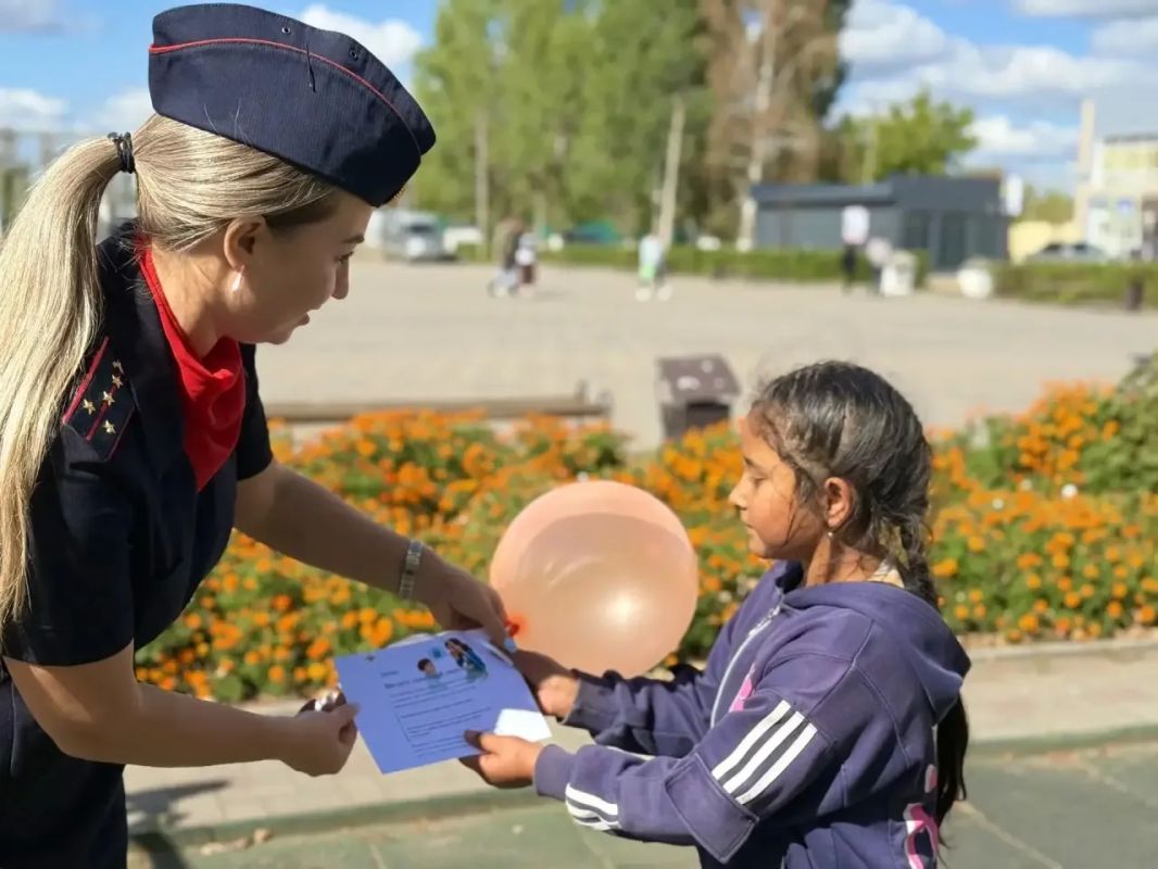 Внимание и забота о безопасности: полицейские Кулундинского района подарили праздник юным жителям ко Дню знаний Внимание и забота о безопасности: полицейские Кулундинского района подарили праздник юным жителям ко Дню знаний