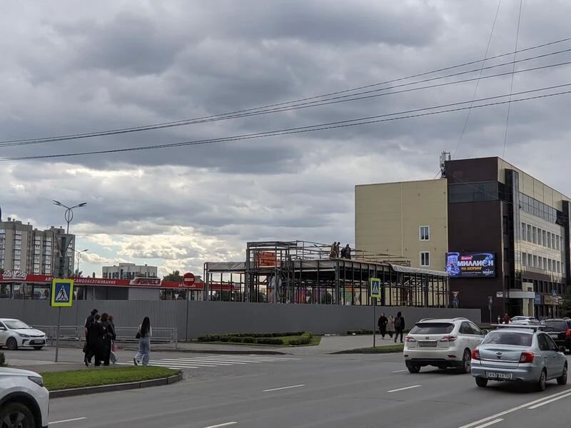 В Барнауле на проспекте Строителей смонтировали каркас стеклянного павильона площадью 300 кв. метров, в котором раньше работала кофейня В Барнауле на проспекте Строителей смонтировали каркас стеклянного павильона площадью 300 кв. метров, в котором раньше работала кофейня