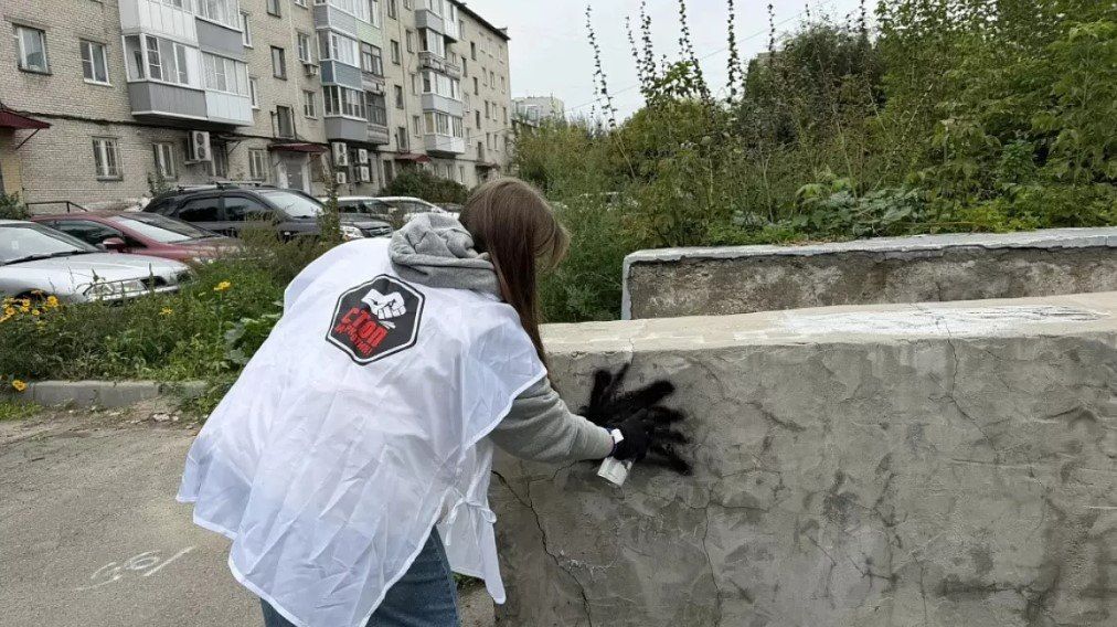 В Барнауле закрасили 20 надписей с рекламой наркотиков В Барнауле закрасили 20 надписей с рекламой наркотиков