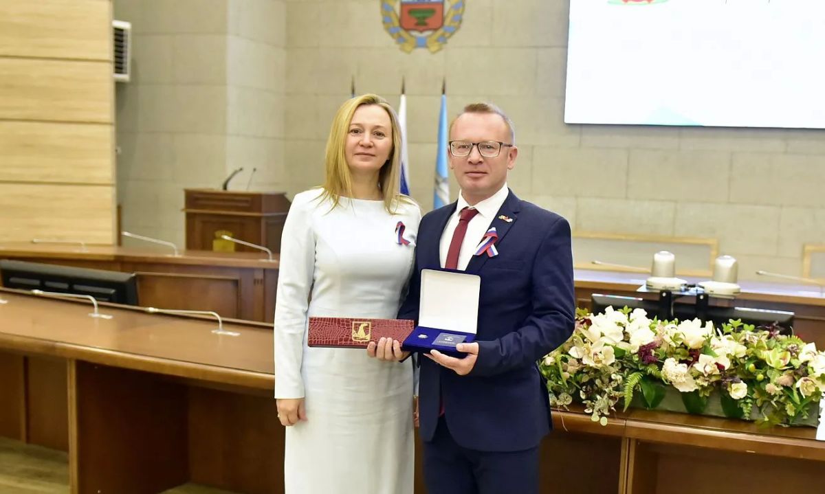 В преддверии Дня города в Барнауле вручили награды семьям участников СВО и волонтерам В преддверии Дня города в Барнауле вручили награды семьям участников СВО и волонтерам