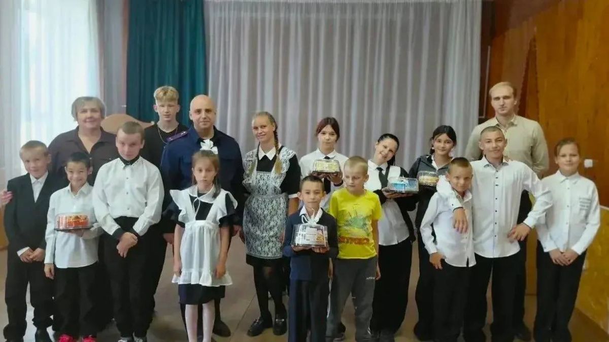 Вчера по всему краю прошли торжественные линейки для школьников Вчера по всему краю прошли торжественные линейки для школьников