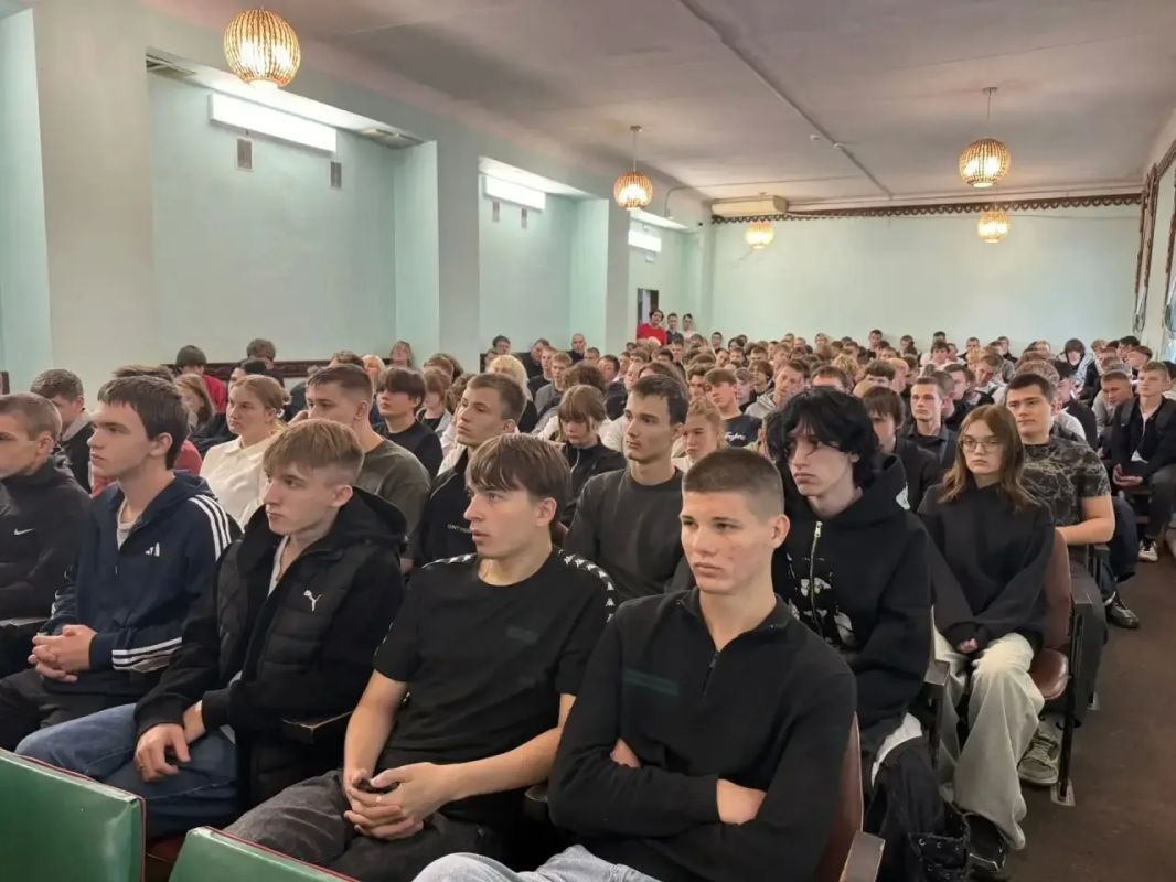 Полицейские приняли участие во встречах со студентами, приуроченных ко Дню солидарности в борьбе с терроризмом Полицейские приняли участие во встречах со студентами, приуроченных ко Дню солидарности в борьбе с терроризмом