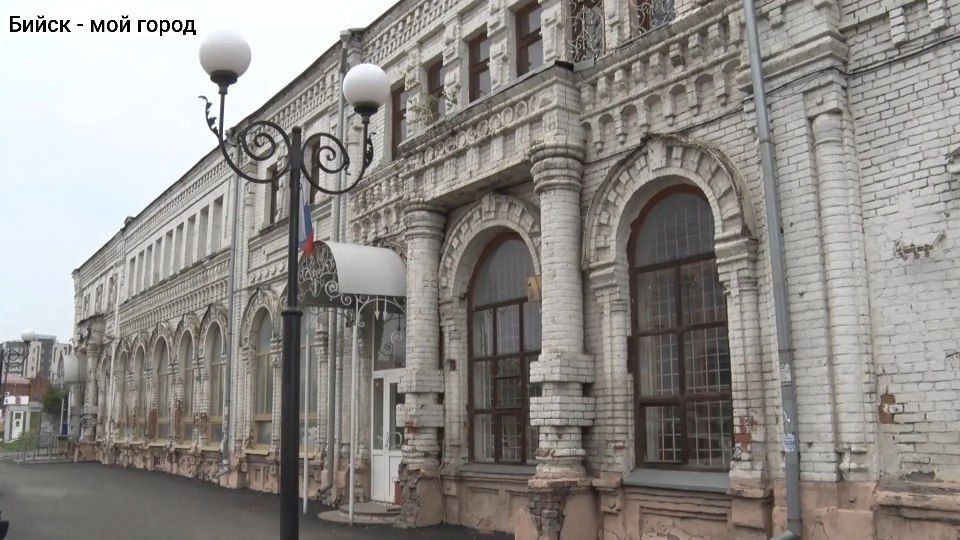 Своей основной частью с витринными окнами этот добротный двухэтажный кирпичный дом выходит на ул. Советскую. Построен он был в начале 20 века Своей основной частью с витринными окнами этот добротный двухэтажный кирпичный дом выходит на ул. Советскую. Построен он был в начале 20 века
