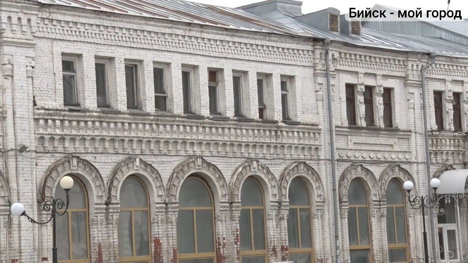 Своей основной частью с витринными окнами этот добротный двухэтажный кирпичный дом выходит на ул. Советскую. Построен он был в начале 20 века Своей основной частью с витринными окнами этот добротный двухэтажный кирпичный дом выходит на ул. Советскую. Построен он был в начале 20 века