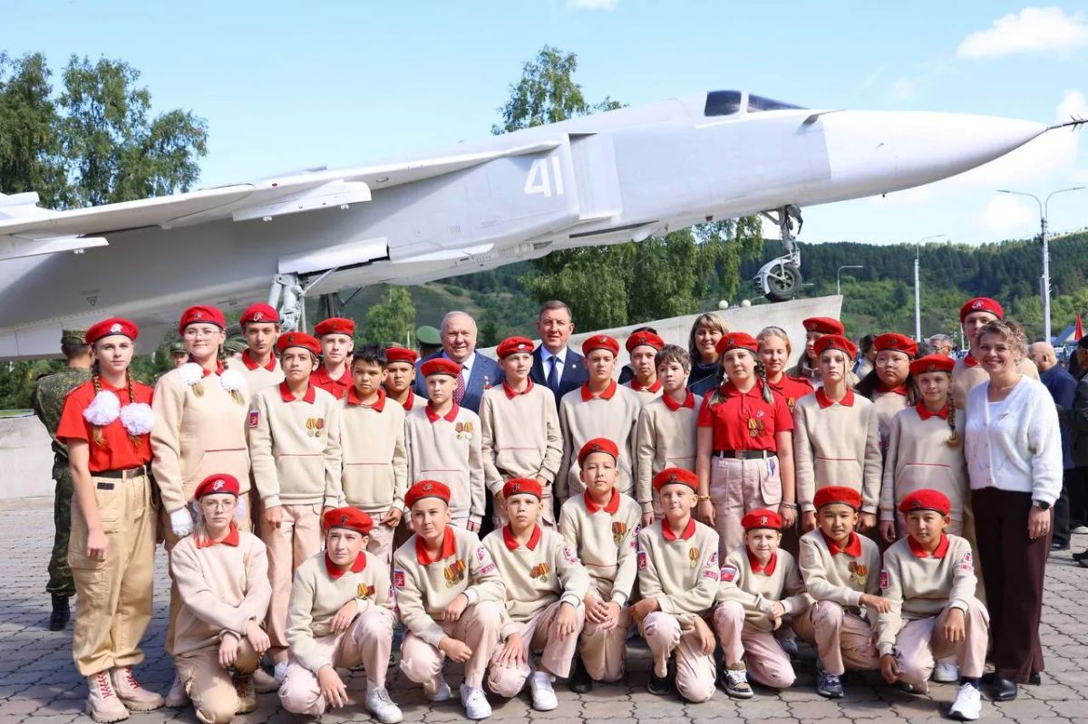 Боевой самолет Су-24 установили в Парке Победы Горно-Алтайска Боевой самолет Су-24 установили в Парке Победы Горно-Алтайска