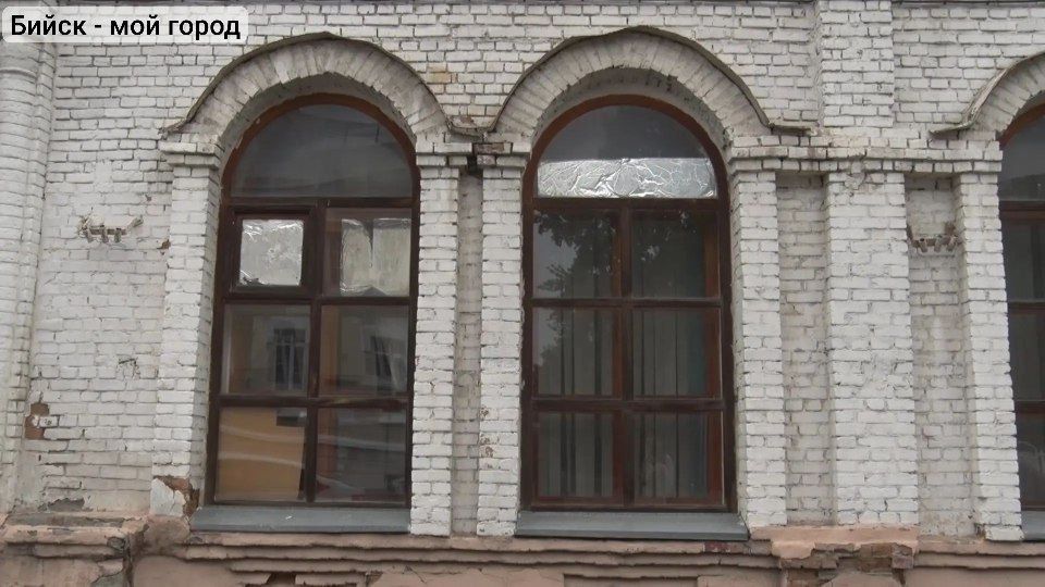 Своей основной частью с витринными окнами этот добротный двухэтажный кирпичный дом выходит на ул. Советскую. Построен он был в начале 20 века Своей основной частью с витринными окнами этот добротный двухэтажный кирпичный дом выходит на ул. Советскую. Построен он был в начале 20 века