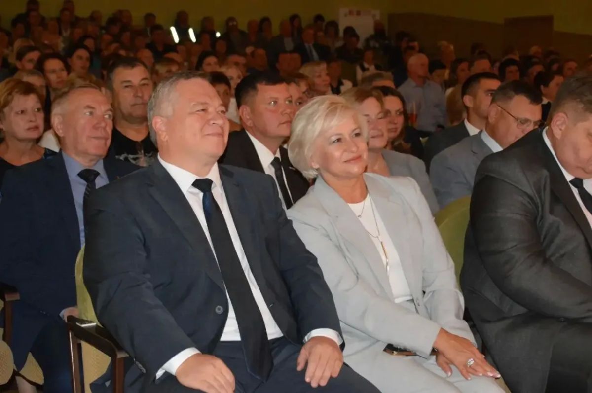 Заместитель Председателя Правительства Алтайского края Юрий Абдуллаев вручил награды жителям Октябрьского района города Барнаула Заместитель Председателя Правительства Алтайского края Юрий Абдуллаев вручил награды жителям Октябрьского района города Барнаула