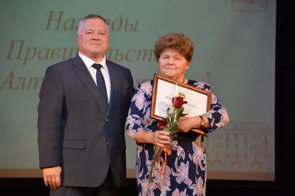 Заместитель Председателя Правительства Алтайского края Юрий Абдуллаев вручил награды жителям Октябрьского района города Барнаула Заместитель Председателя Правительства Алтайского края Юрий Абдуллаев вручил награды жителям Октябрьского района города Барнаула
