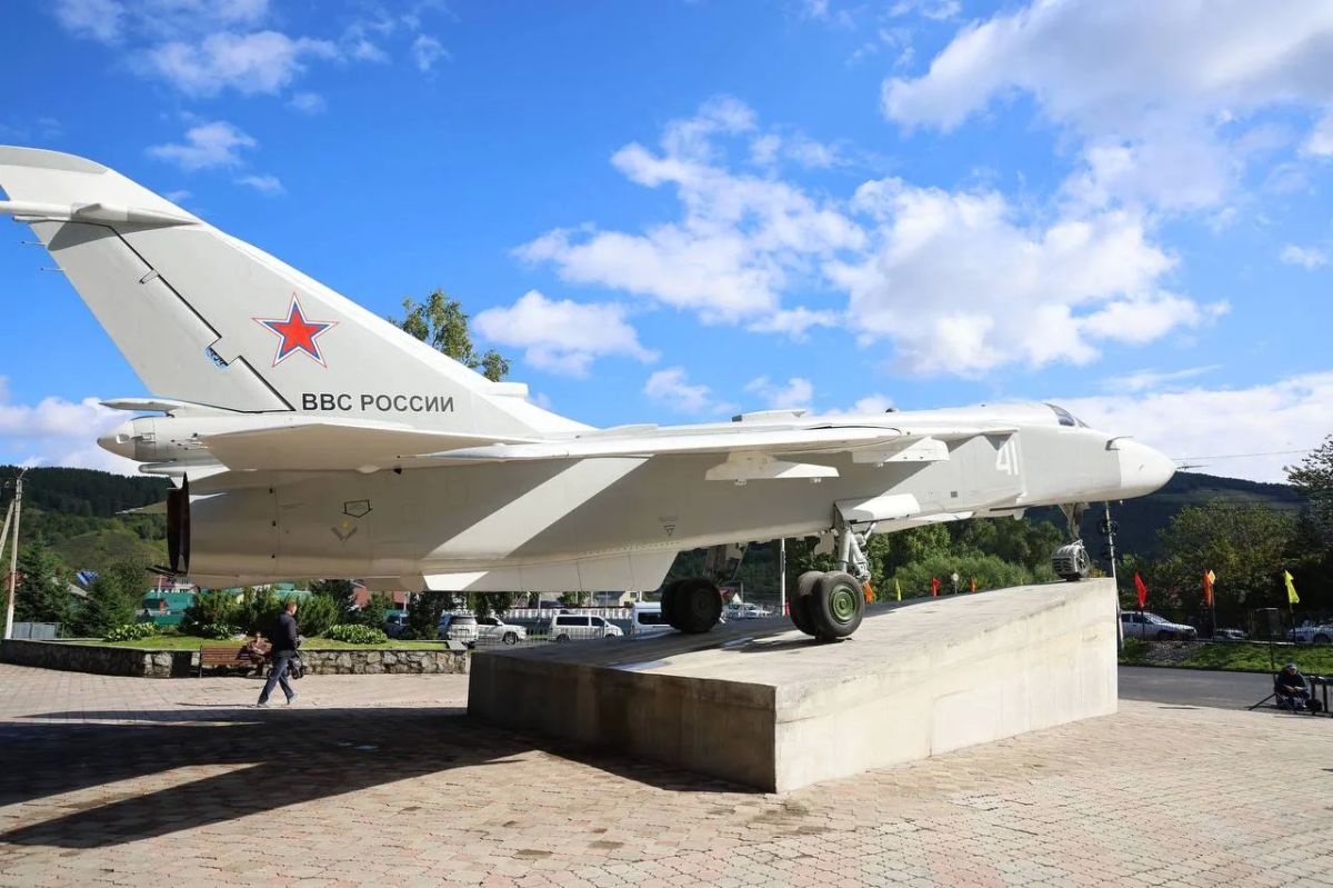 Боевой самолет Су-24 установили в Парке Победы Горно-Алтайска Боевой самолет Су-24 установили в Парке Победы Горно-Алтайска