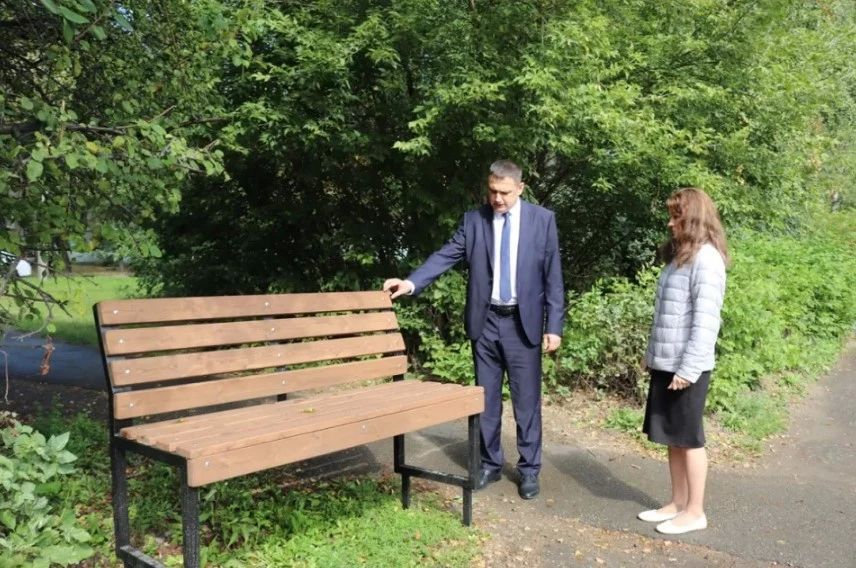 В Барнауле на аллее по улице Малахова установили новые скамейки