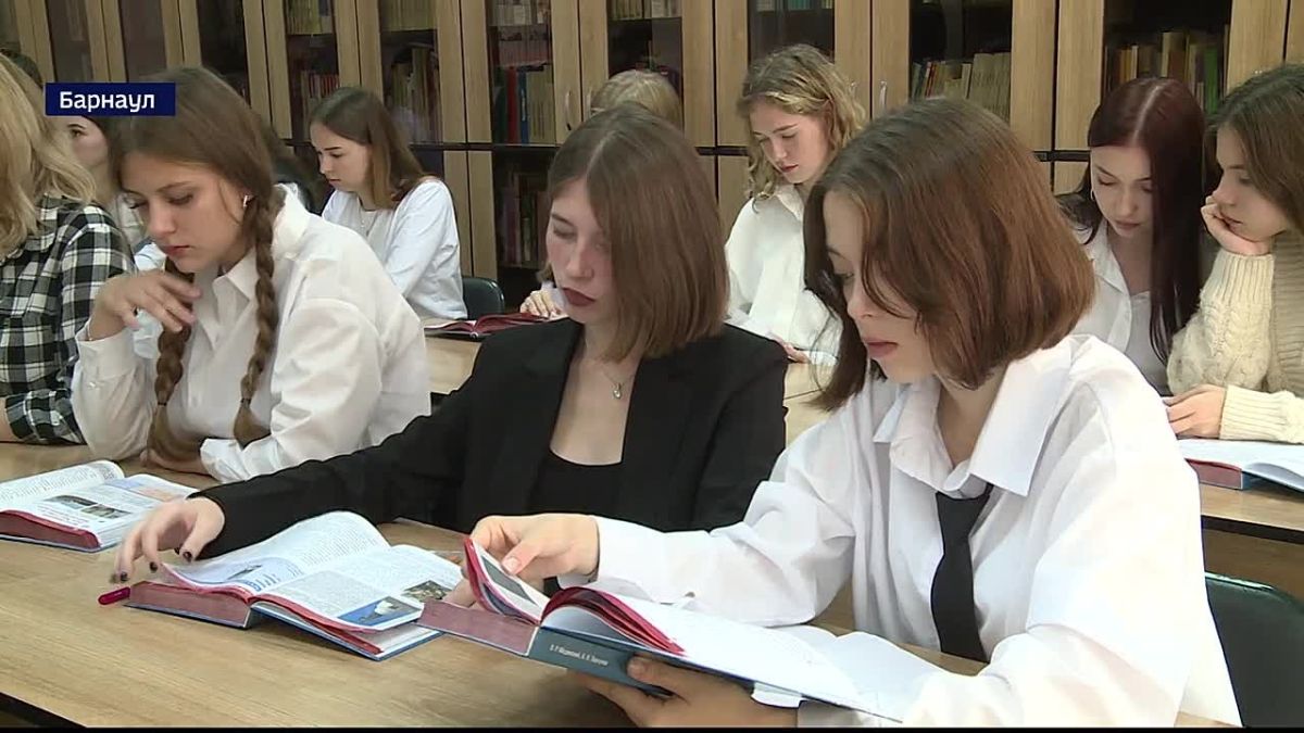 В канун Дня города выдающимся людям вручили государственные, краевые и муниципальные награды.