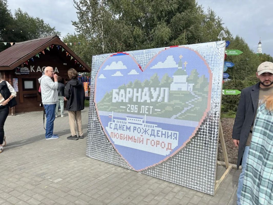 В "Арлекино" собирают вот такой огромный паззл ко Дню города!