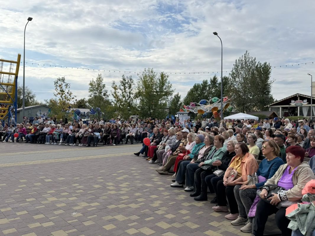 На сцене Центрального парка выступает мужской вокальный ансамбль Государственной филармонии Алтайского края, в зале — аншлаг! На сцене Центрального парка выступает мужской вокальный ансамбль Государственной филармонии Алтайского края, в зале — аншлаг!