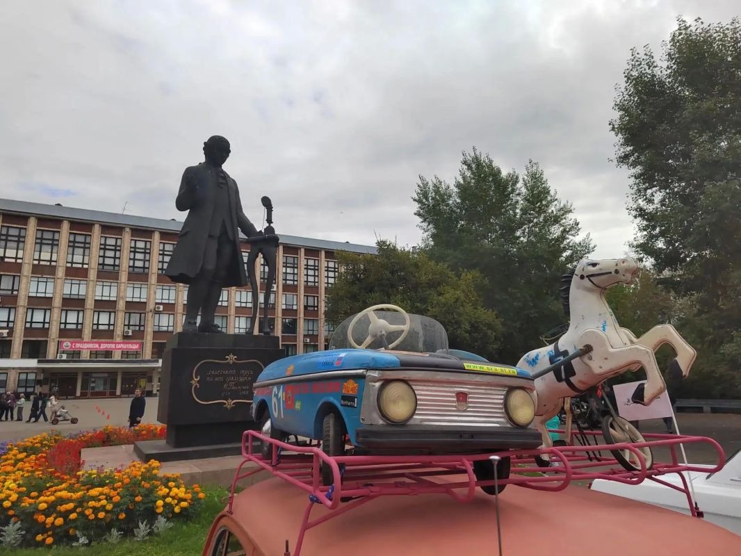Выставка ретромашин на политеховской "Сковородке" Выставка ретромашин на политеховской "Сковородке"