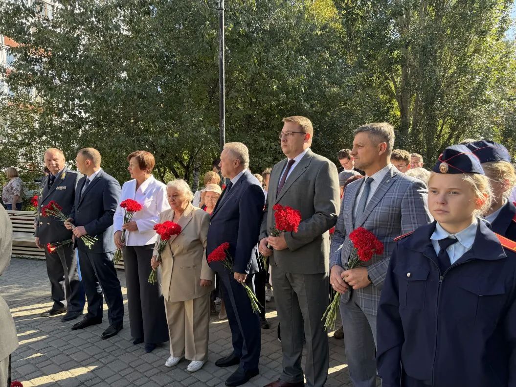 В 85ю годовщину начала блокады Ленинграда в Барнауле возложили цветы к памятному знаку В 85ю годовщину начала блокады Ленинграда в Барнауле возложили цветы к памятному знаку