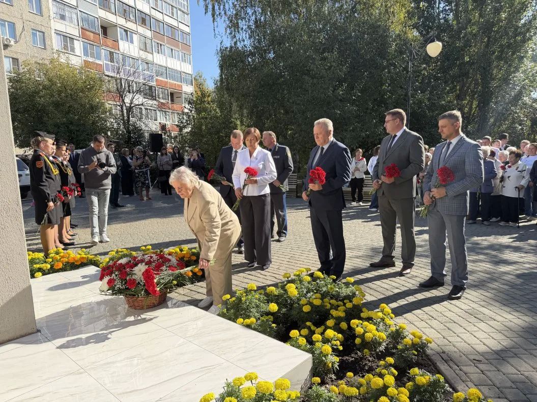 В 85ю годовщину начала блокады Ленинграда в Барнауле возложили цветы к памятному знаку В 85ю годовщину начала блокады Ленинграда в Барнауле возложили цветы к памятному знаку