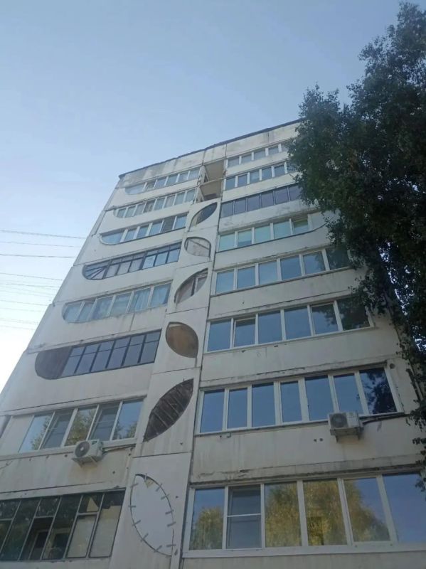 В барнаульской многоэтажке демонтировали железобетонную плиту, которая свисала с балкона на девятом этаже В барнаульской многоэтажке демонтировали железобетонную плиту, которая свисала с балкона на девятом этаже