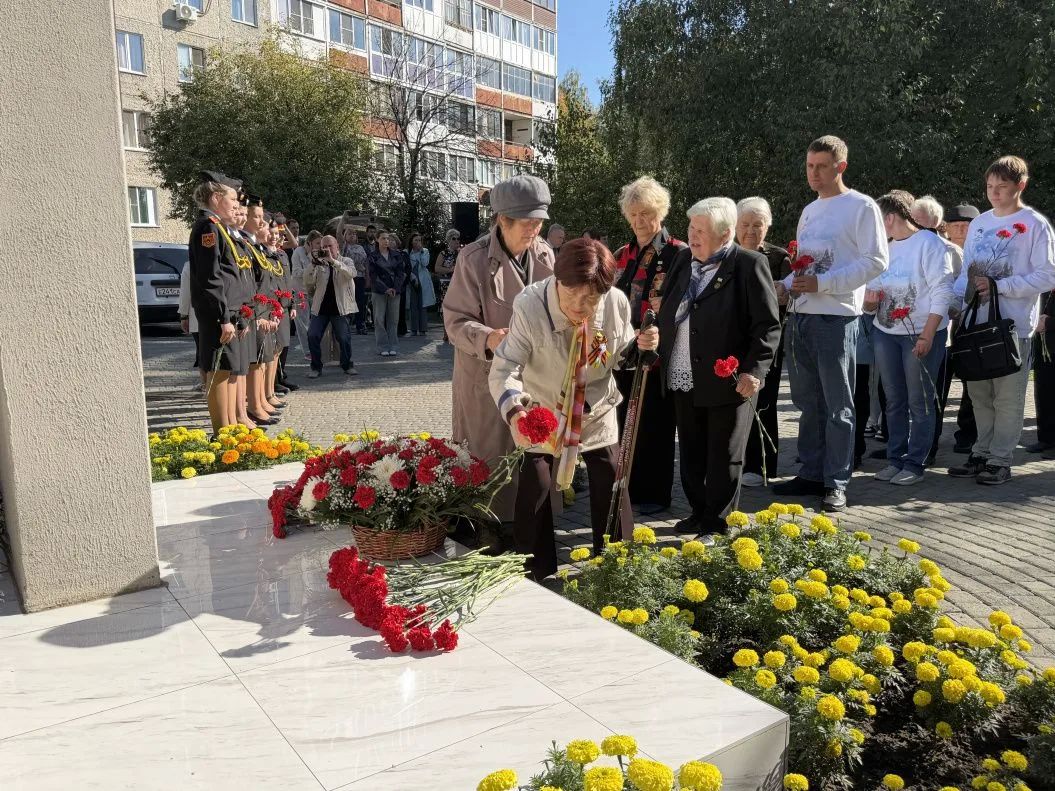 В 85ю годовщину начала блокады Ленинграда в Барнауле возложили цветы к памятному знаку В 85ю годовщину начала блокады Ленинграда в Барнауле возложили цветы к памятному знаку