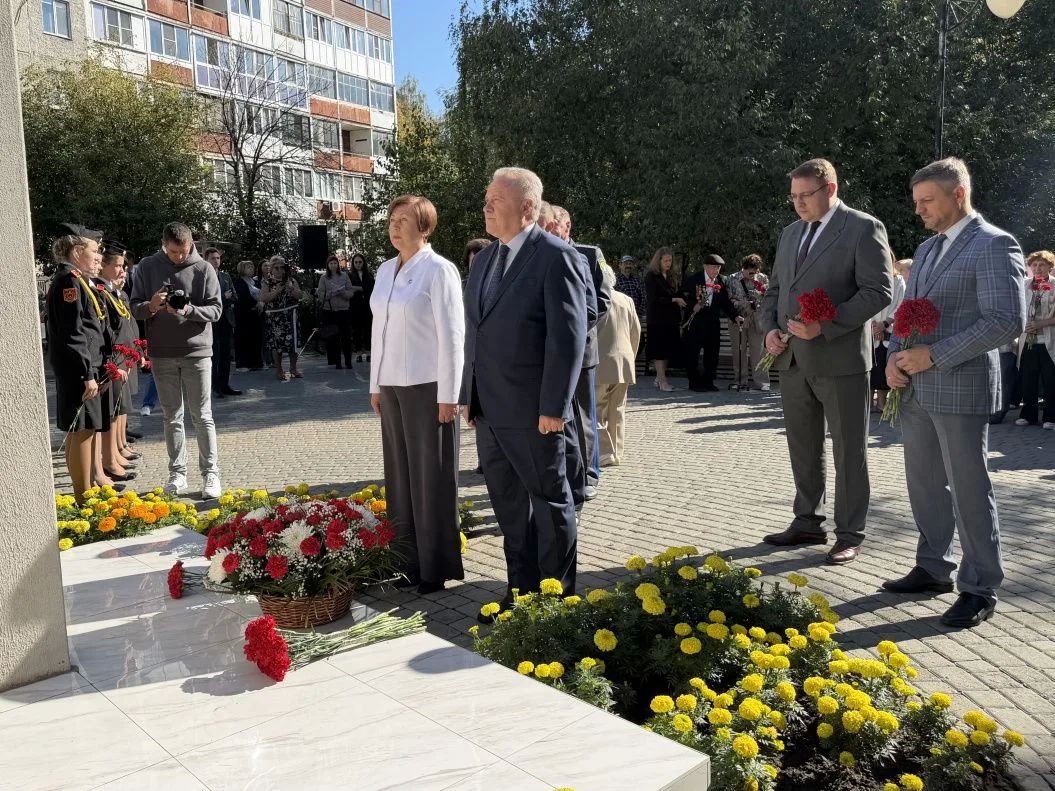 В 85ю годовщину начала блокады Ленинграда в Барнауле возложили цветы к памятному знаку В 85ю годовщину начала блокады Ленинграда в Барнауле возложили цветы к памятному знаку