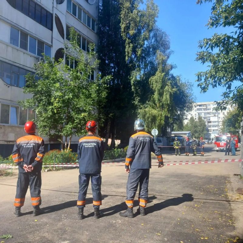 В барнаульской многоэтажке демонтировали железобетонную плиту, которая свисала с балкона на девятом этаже В барнаульской многоэтажке демонтировали железобетонную плиту, которая свисала с балкона на девятом этаже
