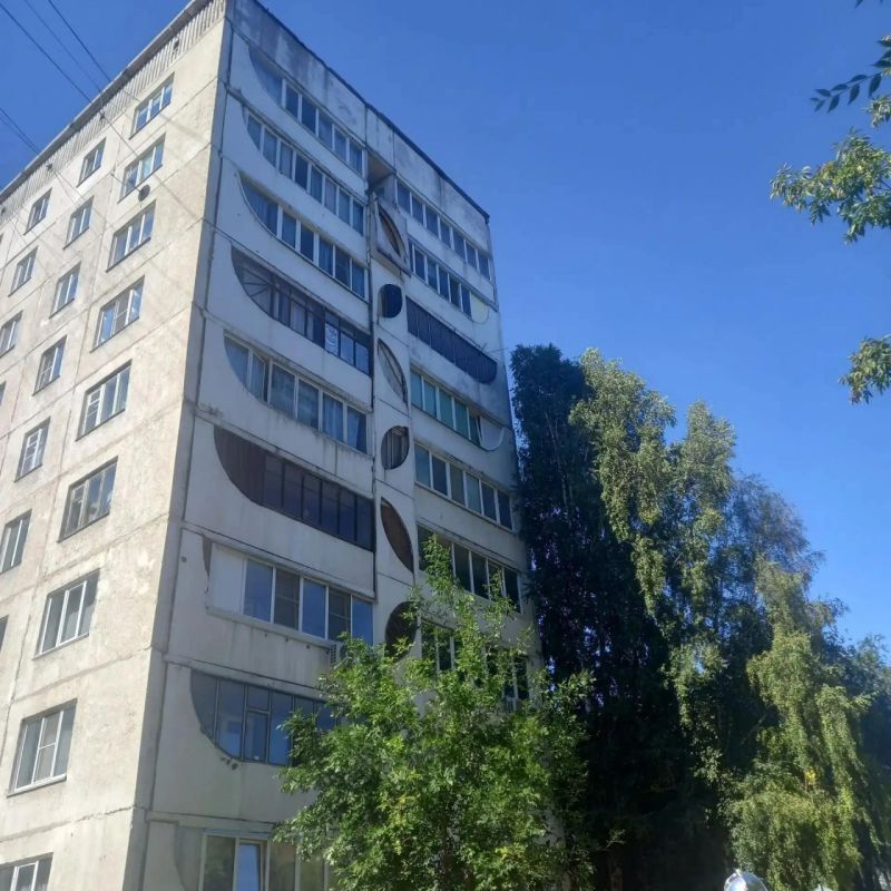 В барнаульской многоэтажке демонтировали железобетонную плиту, которая свисала с балкона на девятом этаже
