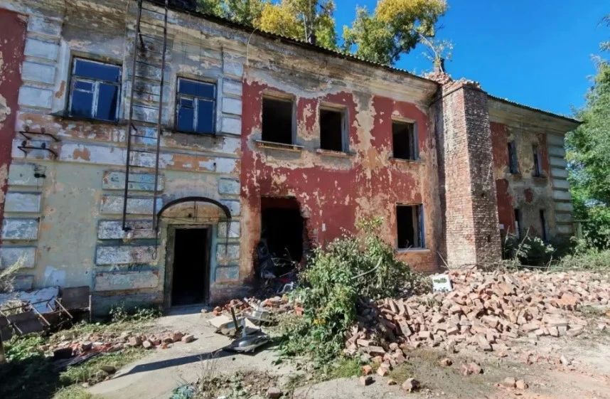 В Барнауле сносят аварийный многоквартирный дом на улице Новоугольной В Барнауле сносят аварийный многоквартирный дом на улице Новоугольной