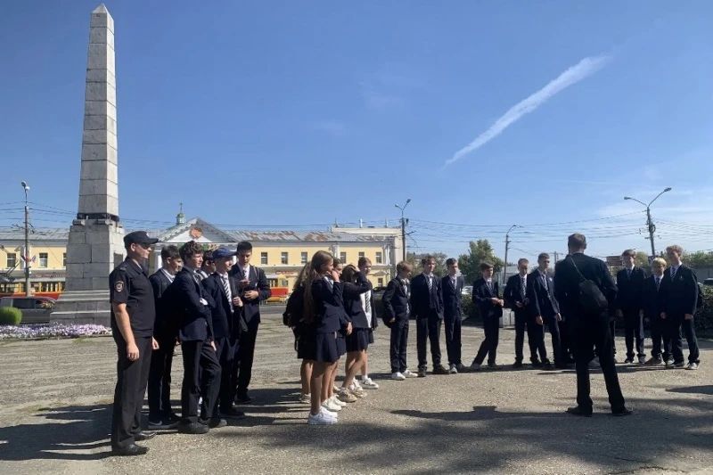 Полицейские провели для школьников экскурсию по историческим местам Полицейские провели для школьников экскурсию по историческим местам