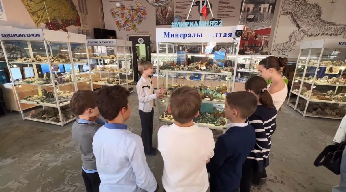 Школьница из Барнаула раскрывает тайны камней для посетителей музея Школьница из Барнаула раскрывает тайны камней для посетителей музея