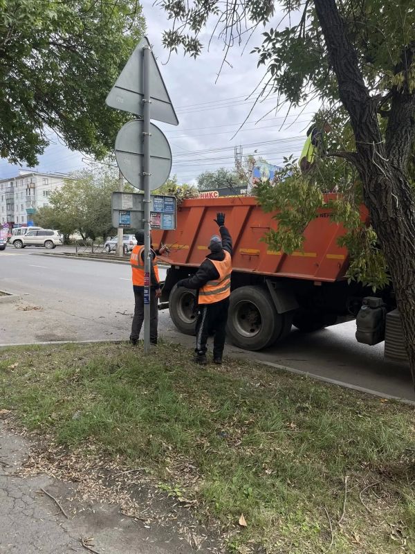 Коммунальные службы продолжают работы по благоустройству городских территорий Коммунальные службы продолжают работы по благоустройству городских территорий