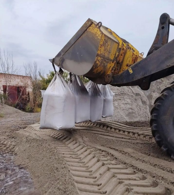 Коммунальные службы продолжают работы по благоустройству городских территорий Коммунальные службы продолжают работы по благоустройству городских территорий
