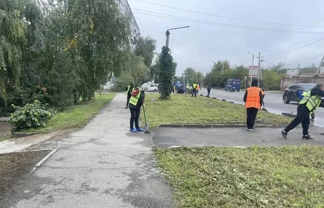 Коммунальные службы продолжают работы по благоустройству городских территорий Коммунальные службы продолжают работы по благоустройству городских территорий