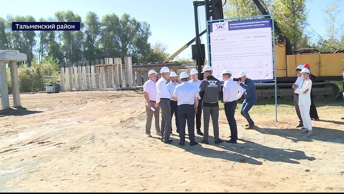 В рабочем посёлке Тальменка строят новый автодорожный мост через реку