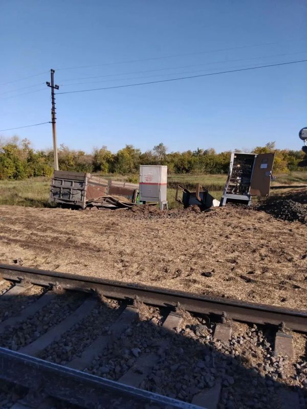 Выезд автомобиля на пути перед приближающимся поездом стал причиной ДТП на переезде в Алтайском крае Выезд автомобиля на пути перед приближающимся поездом стал причиной ДТП на переезде в Алтайском крае