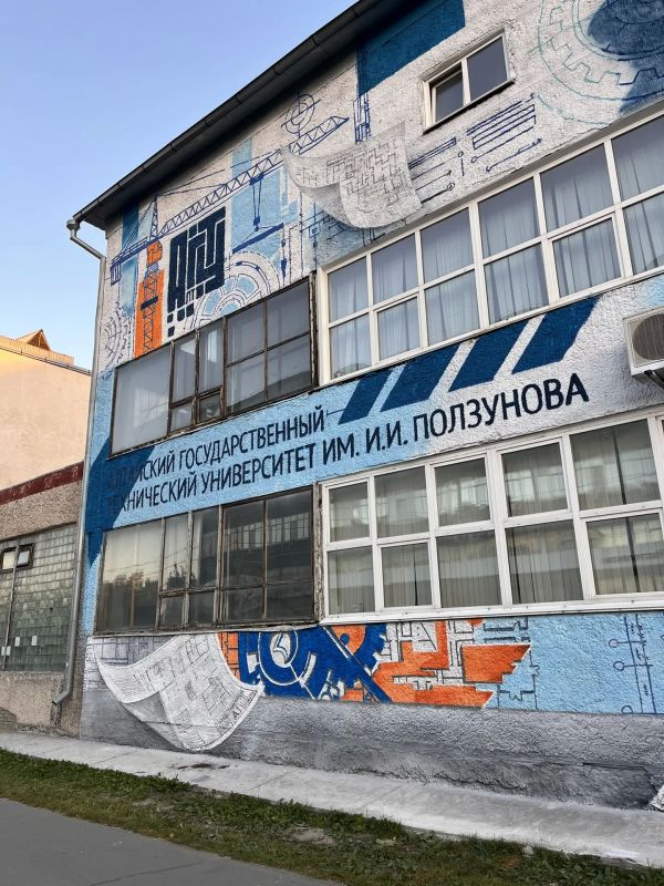 Новый мурал появился на фасаде АлтГТУ в Барнауле Новый мурал появился на фасаде АлтГТУ в Барнауле