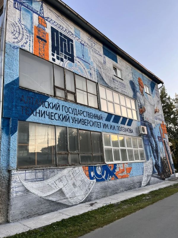 Новый мурал появился на фасаде АлтГТУ в Барнауле Новый мурал появился на фасаде АлтГТУ в Барнауле
