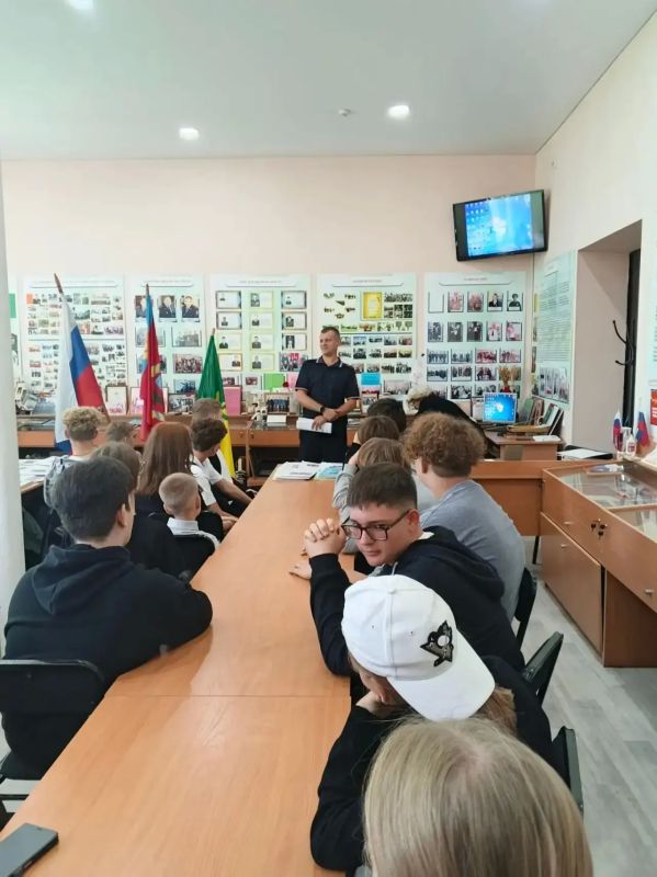 Полицейские и общественники в рамках акции «Помоги пойти учиться» продолжают посещать семьи, где есть школьники Полицейские и общественники в рамках акции «Помоги пойти учиться» продолжают посещать семьи, где есть школьники