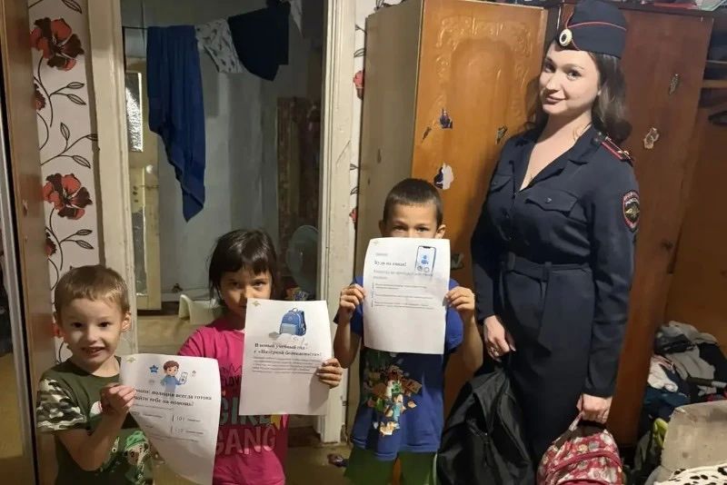 Полицейские и общественники в рамках акции «Помоги пойти учиться» продолжают посещать семьи, где есть школьники Полицейские и общественники в рамках акции «Помоги пойти учиться» продолжают посещать семьи, где есть школьники