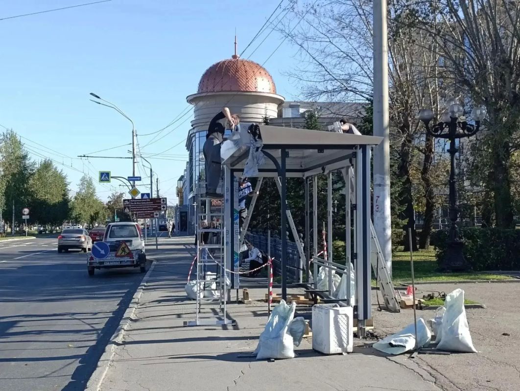 На проспекте Ленина продолжают устанавливать новые остановочные павильоны На проспекте Ленина продолжают устанавливать новые остановочные павильоны