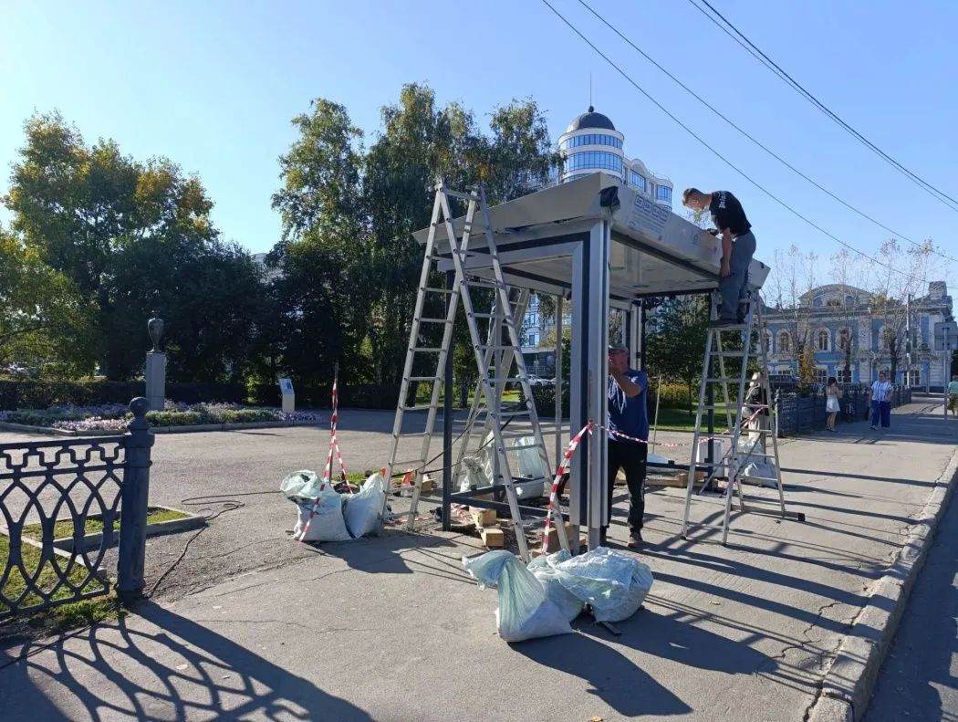 На проспекте Ленина продолжается монтаж новых остановочных павильонов