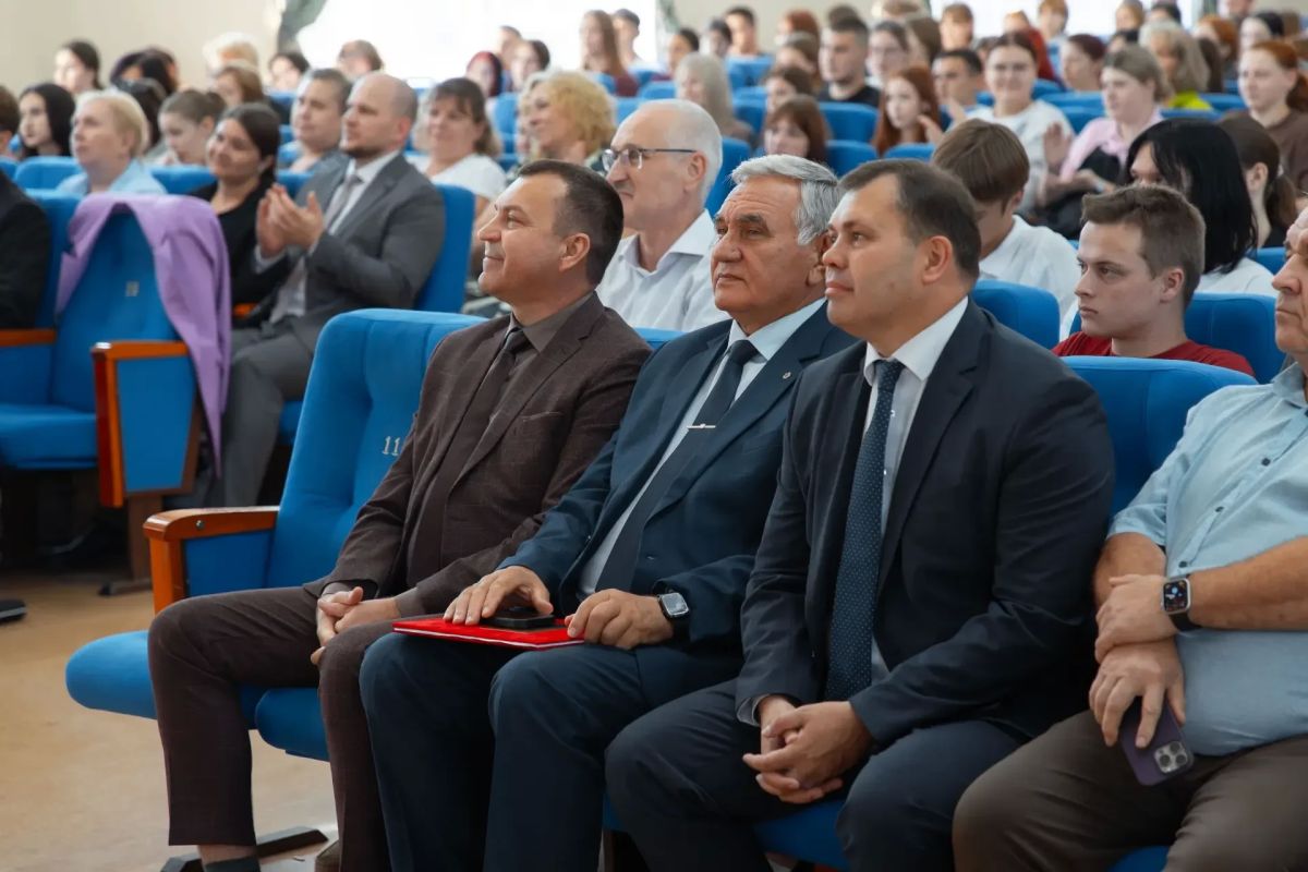 Преподаватели и сотрудники Алтайского государственного аграрного университета получили служебные квартиры Преподаватели и сотрудники Алтайского государственного аграрного университета получили служебные квартиры