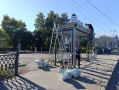 На проспекте Ленина продолжают устанавливать новые остановочные павильоны