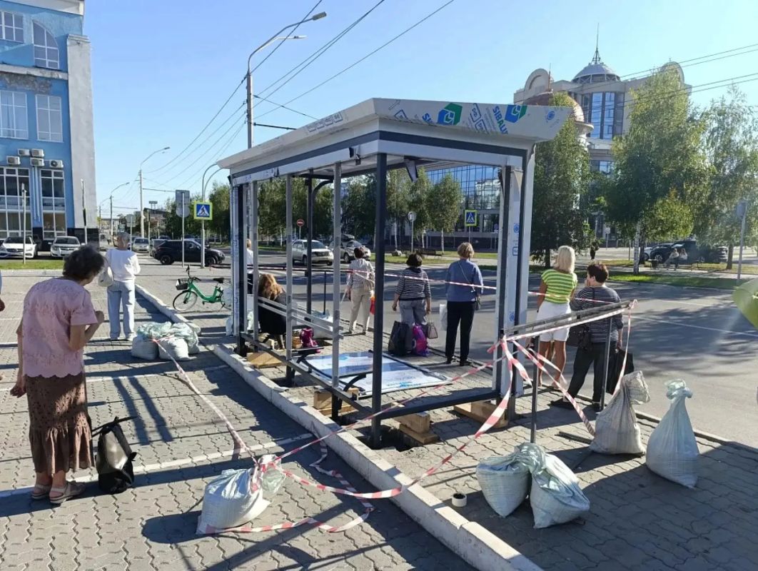 На проспекте Ленина продолжают устанавливать новые остановочные павильоны На проспекте Ленина продолжают устанавливать новые остановочные павильоны