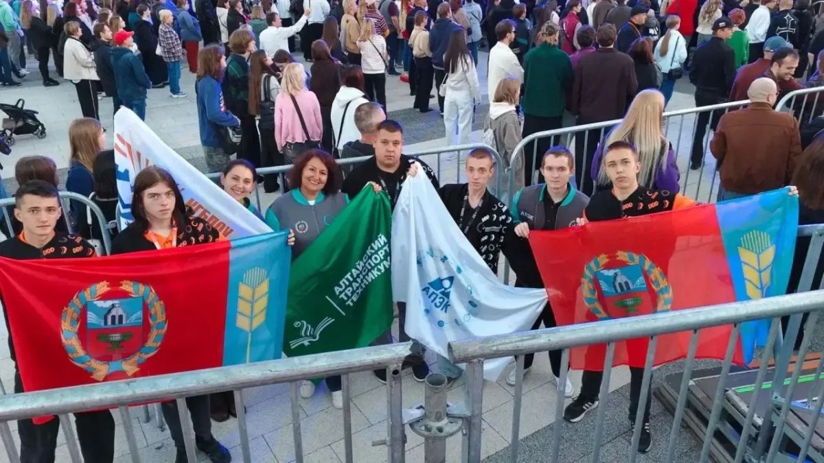 Наши конкурсанты на церемонии открытия Финала Чемпионата высоких технологий в Великом Новгороде Наши конкурсанты на церемонии открытия Финала Чемпионата высоких технологий в Великом Новгороде