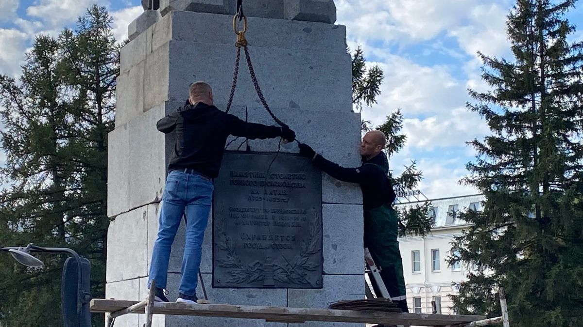 Демидовский столп в Барнауле начали ремонтировать Демидовский столп в Барнауле начали ремонтировать