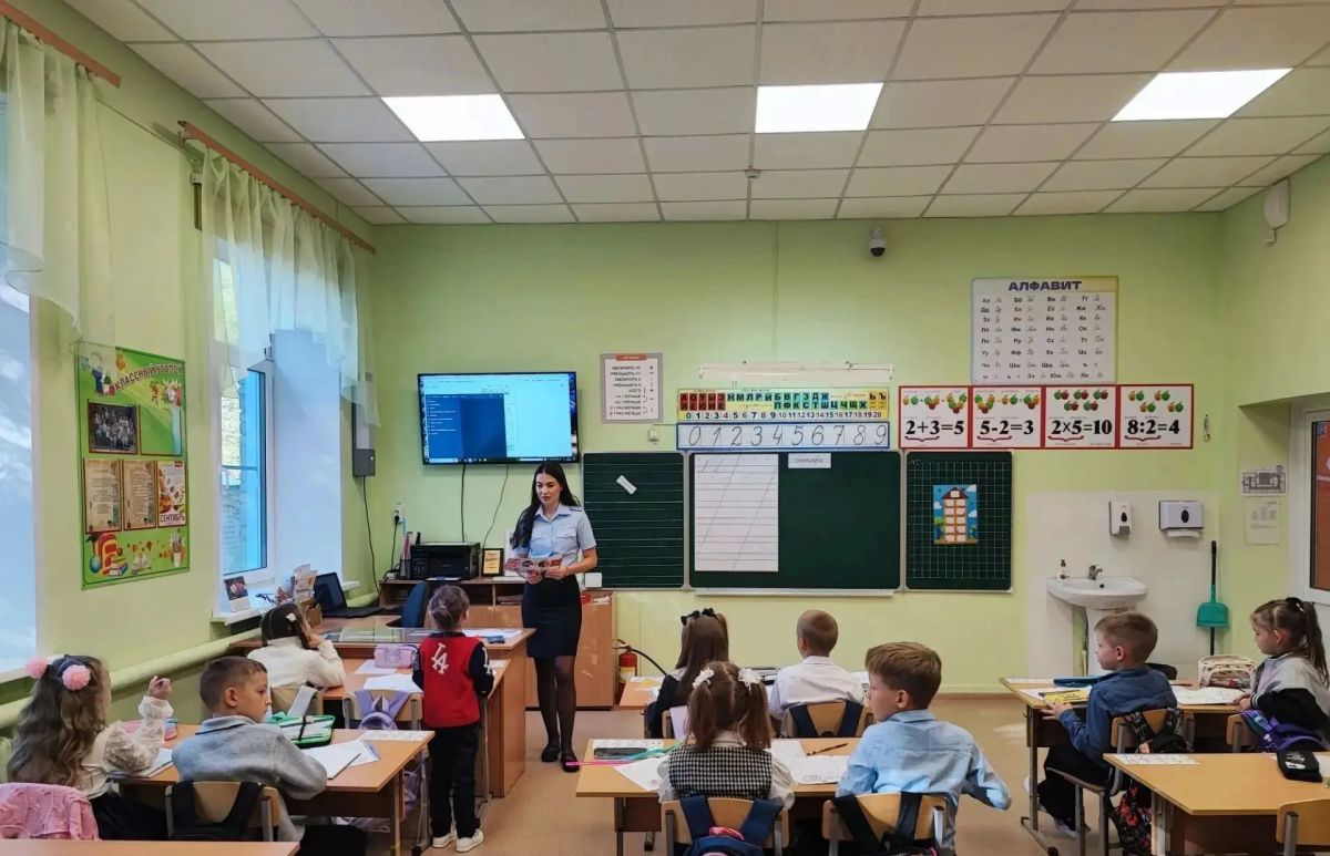 Школьникам Барнаула напомнили правила дорожного движения Школьникам Барнаула напомнили правила дорожного движения
