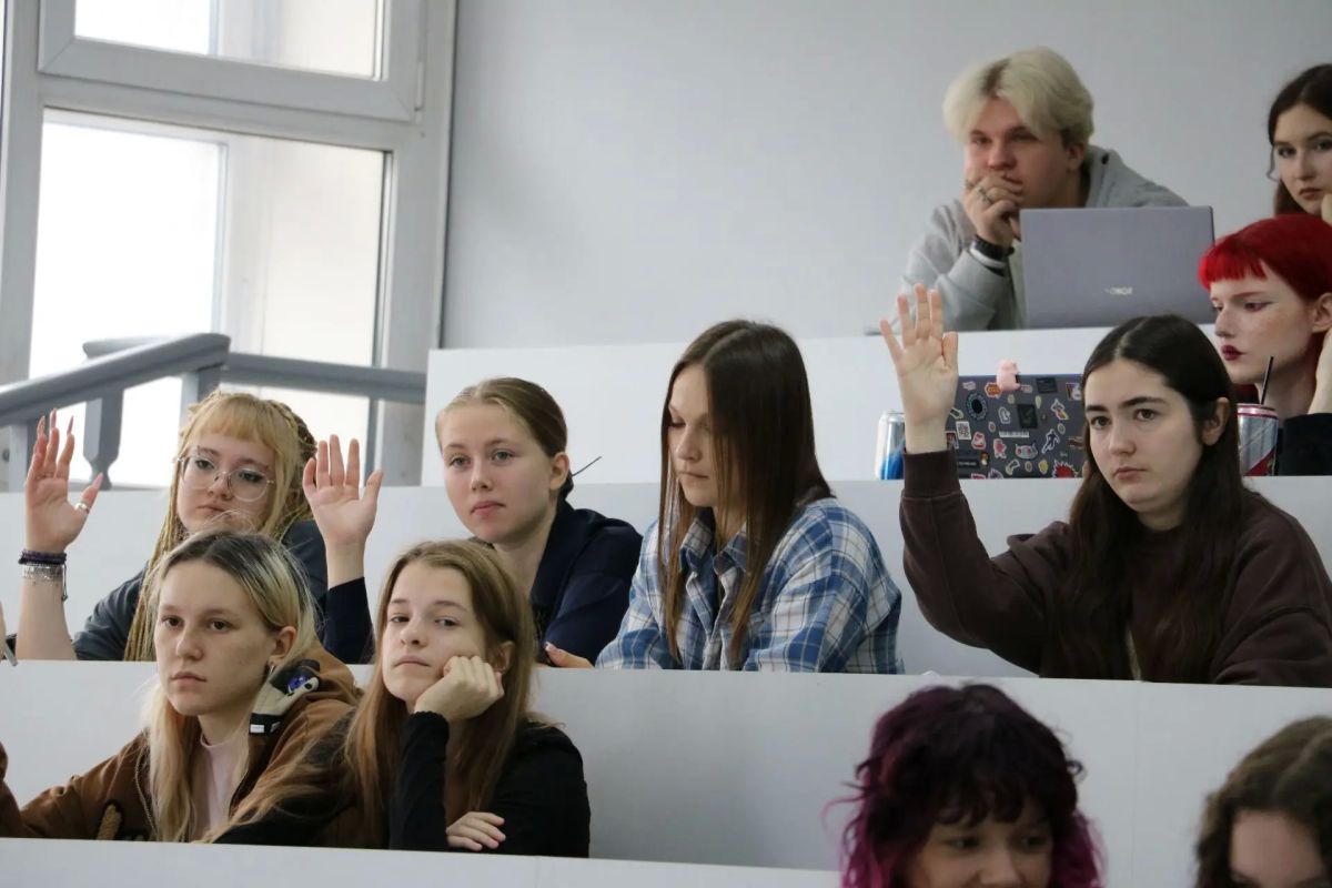 Куратор проекта ИнформУИК Анна Пономаренко встретилась со студентами Института гуманитарных наук АлтГУ Куратор проекта ИнформУИК Анна Пономаренко встретилась со студентами Института гуманитарных наук АлтГУ